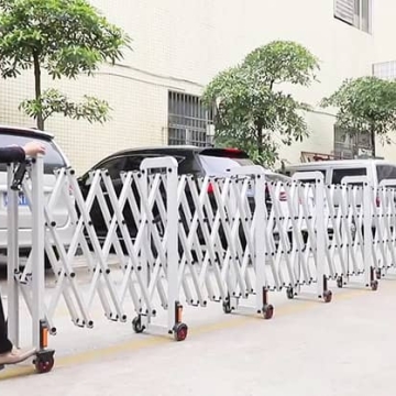 Hàng rào xếp giữ trật tự đảm bảo an ninh cho nơi công cộng