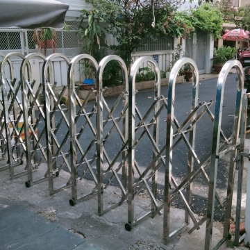 Cổng xếp Inox kéo tay