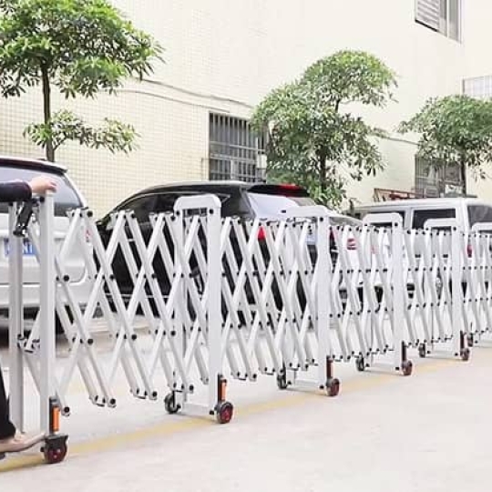 Hàng rào xếp giữ trật tự đảm bảo an ninh cho nơi công cộng